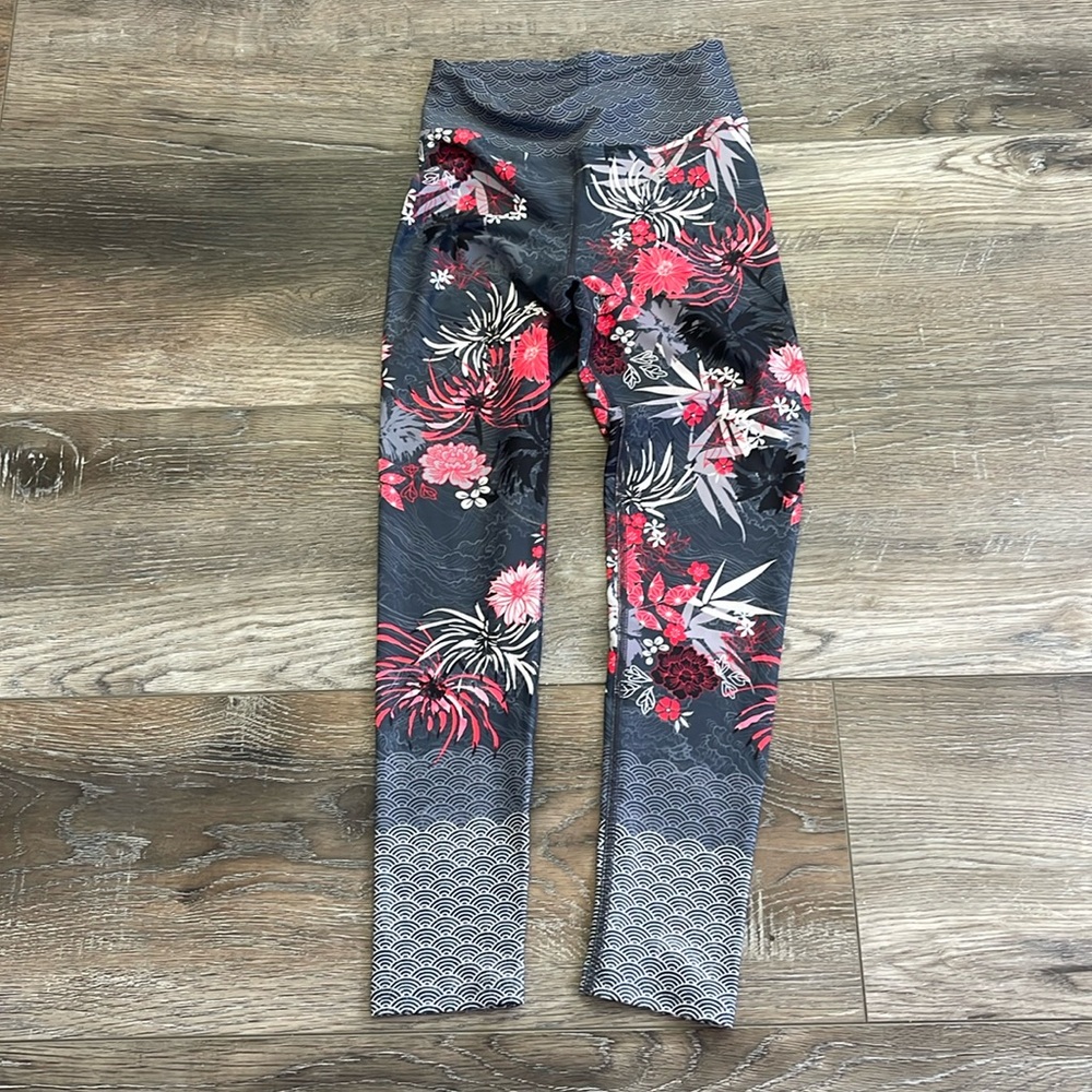 Dharma Bums 7/8 leggings NWT Size S